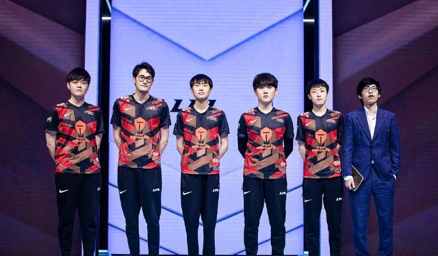 她在前九洞 她在前九洞